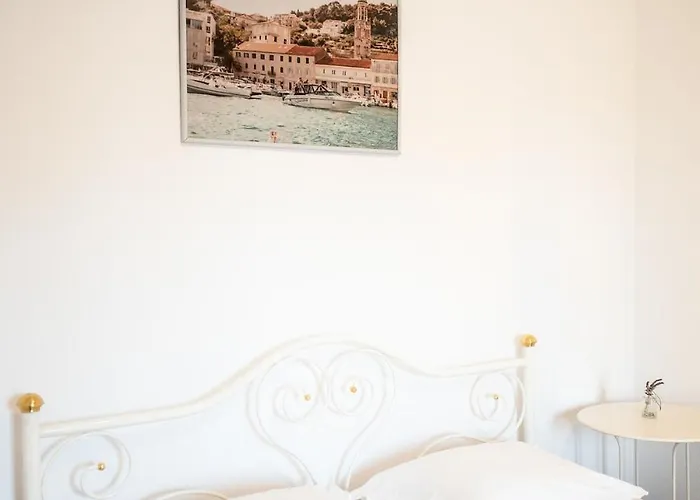 Olive House Rezo Semesterbostad